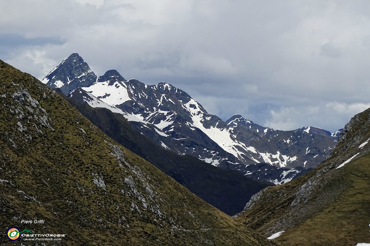 62 Zoom verso la Forcola di Valmora e, lontano, il Pizzo del Diavolo.JPG -                                